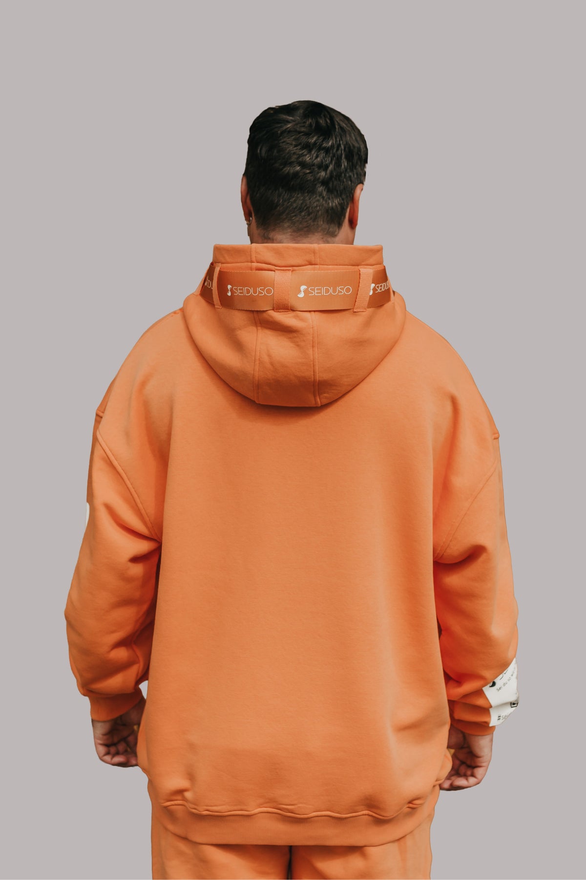 hoodie_orange_hinten