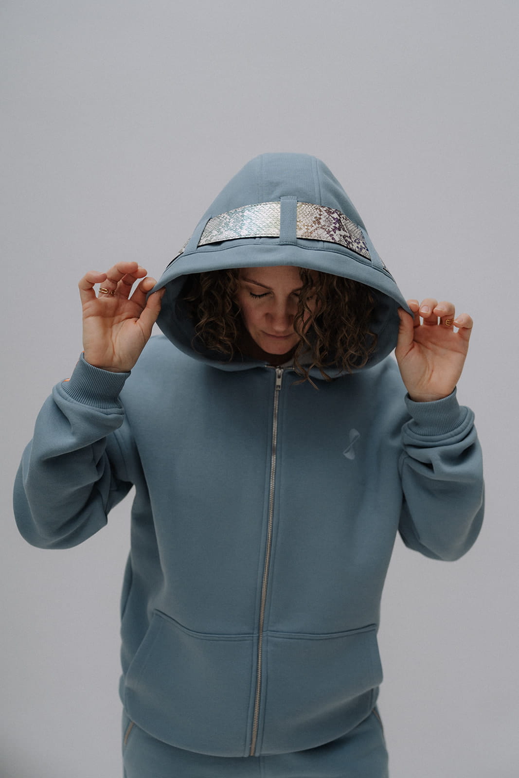 Oversize Hoodie Denim Blau mit Wechselband an der Kapuze Detailansicht SEIDUSO