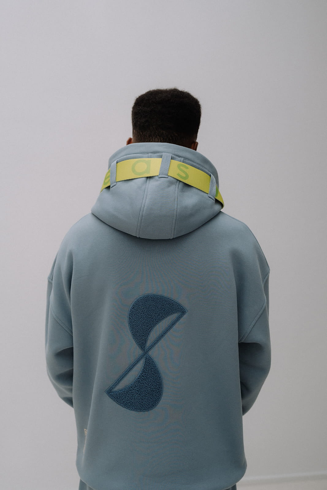 SEIDUSO Oversize Hoodie Denim Blau Rückseite mit Wechselband an der Kapuze und großem Rückenprint