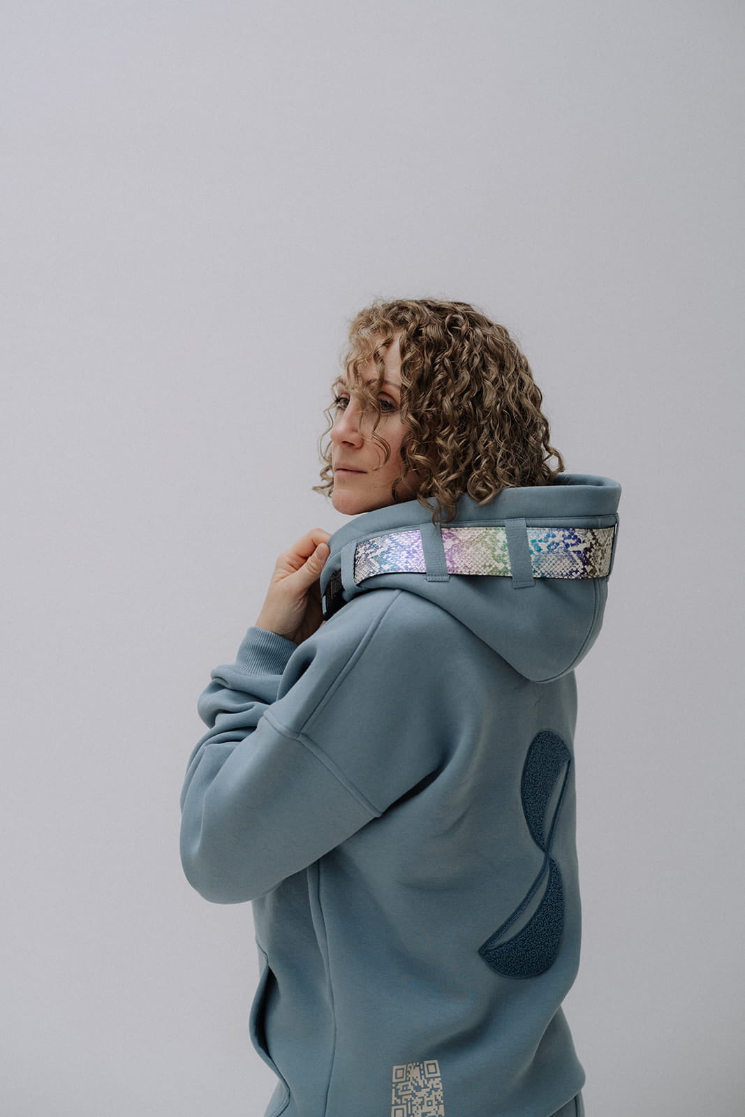 Hoodie Denim Blau mit austauschbarem Wechselband an der Kapuze SEIDUSO Detailansicht Damen