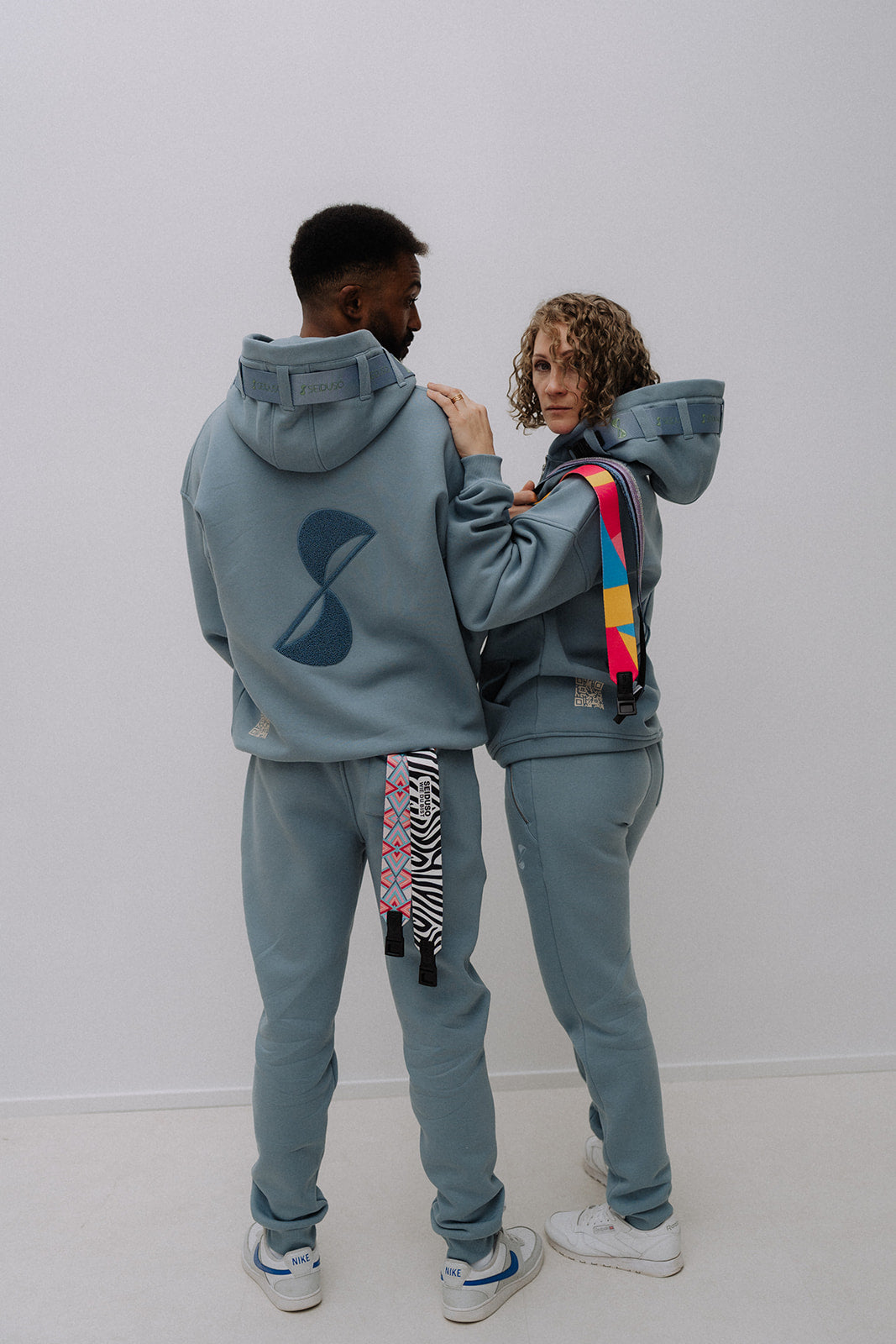 Oversize Hoodie Denim Blau SEIDUSO mit austauschbaren Wechselbändern verschiedene Styles dargestellt