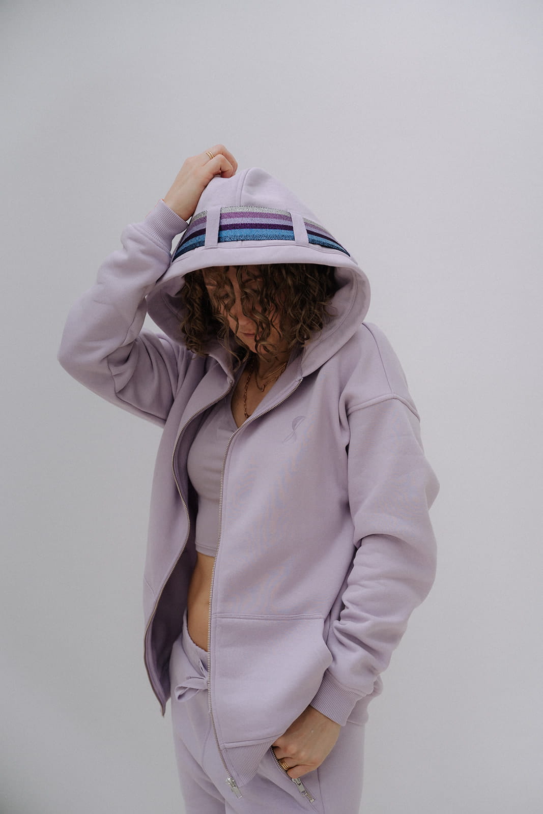 Oversize Hoodie Flieder SEIDUSO mit Wechselband an der Kapuze getragen Detailansicht