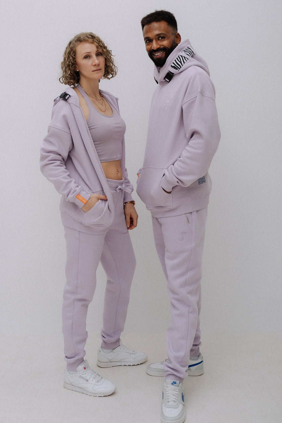 Oversize Hoodie Flieder SEIDUSO mit Jogger Set Outfit getragen