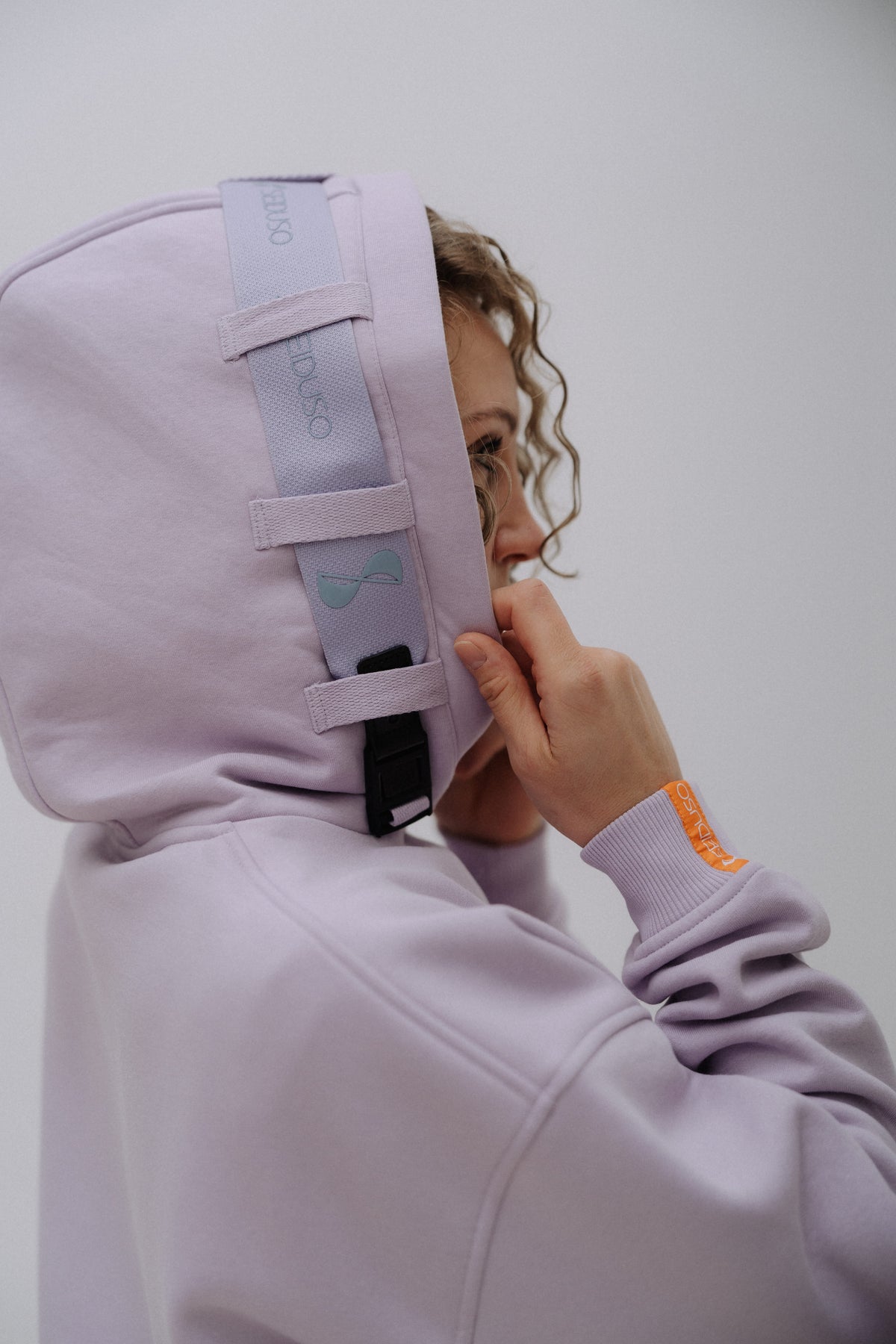 Oversize Hoodie Flieder mit Wechselband an der Kapuze in Anwendung SEIDUSO Detailansicht