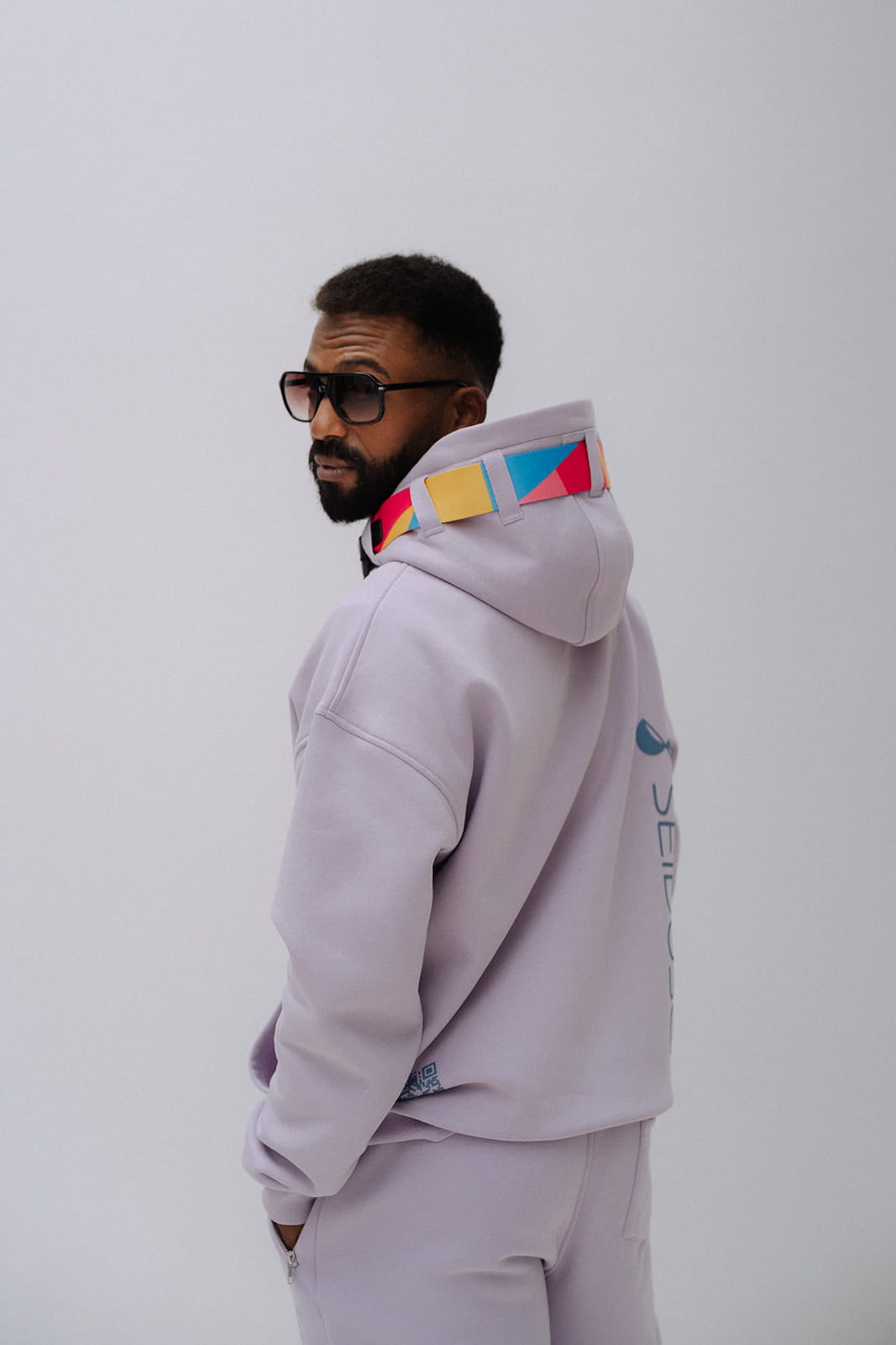 Oversize Hoodie mit buntem austauschbarem Band an der Kapuze SEIDUSO Herren Rueckenansicht
