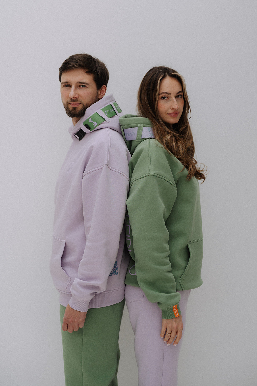 Oversize Hoodie mit austauschbarem Band an der Kapuze SEIDUSO Damen Herren gruen lila Rueckenansicht