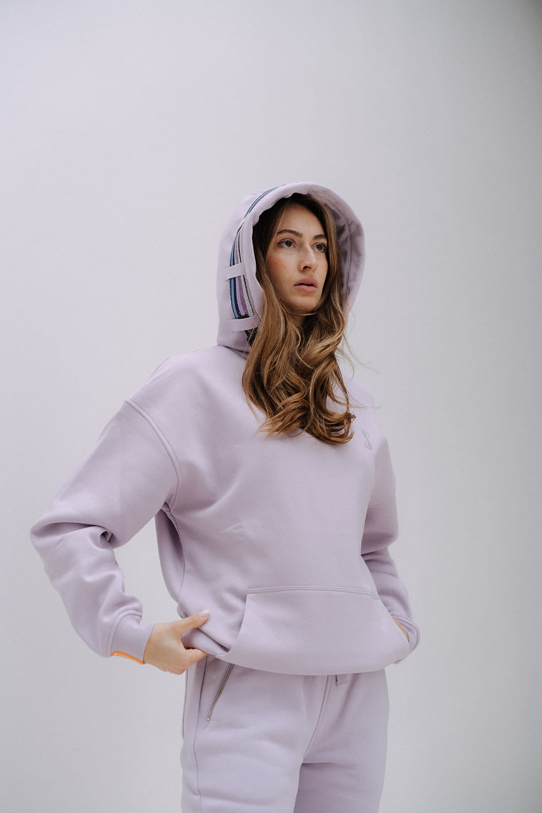 Oversize Hoodie mit austauschbarem Band an der Kapuze SEIDUSO lila Damen Frontansicht