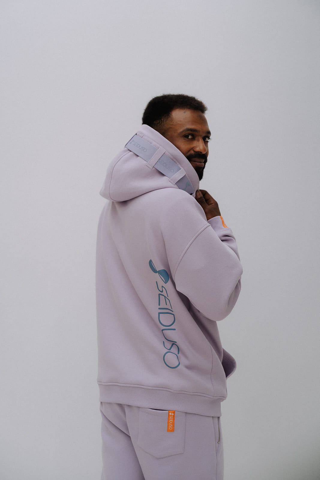 Oversize Hoodie mit austauschbarem Band an der Kapuze SEIDUSO lila Herren Rueckenansicht