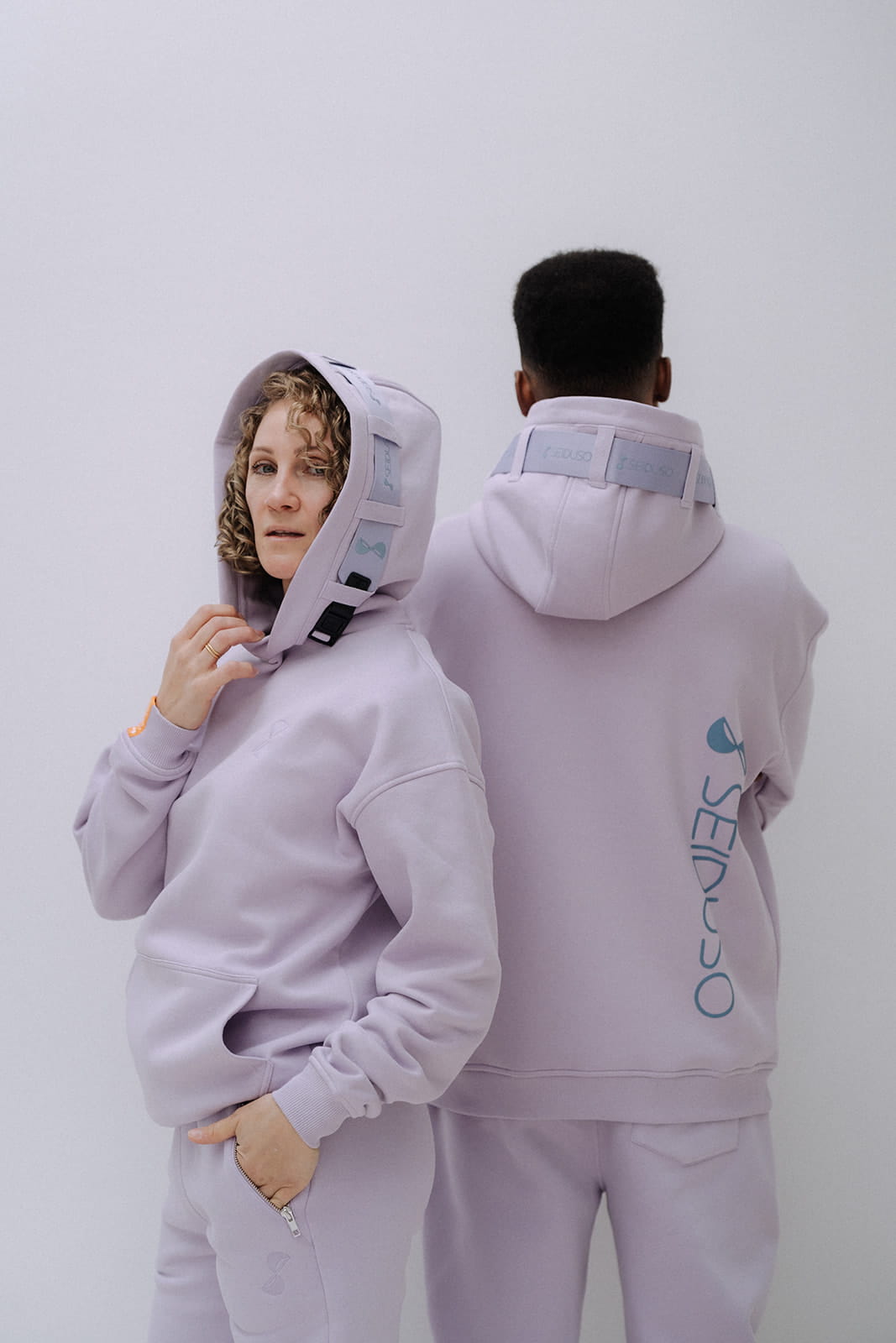 Oversize Hoodie mit austauschbarem Band an der Kapuze SEIDUSO lila Rueckenansicht Damen Herren