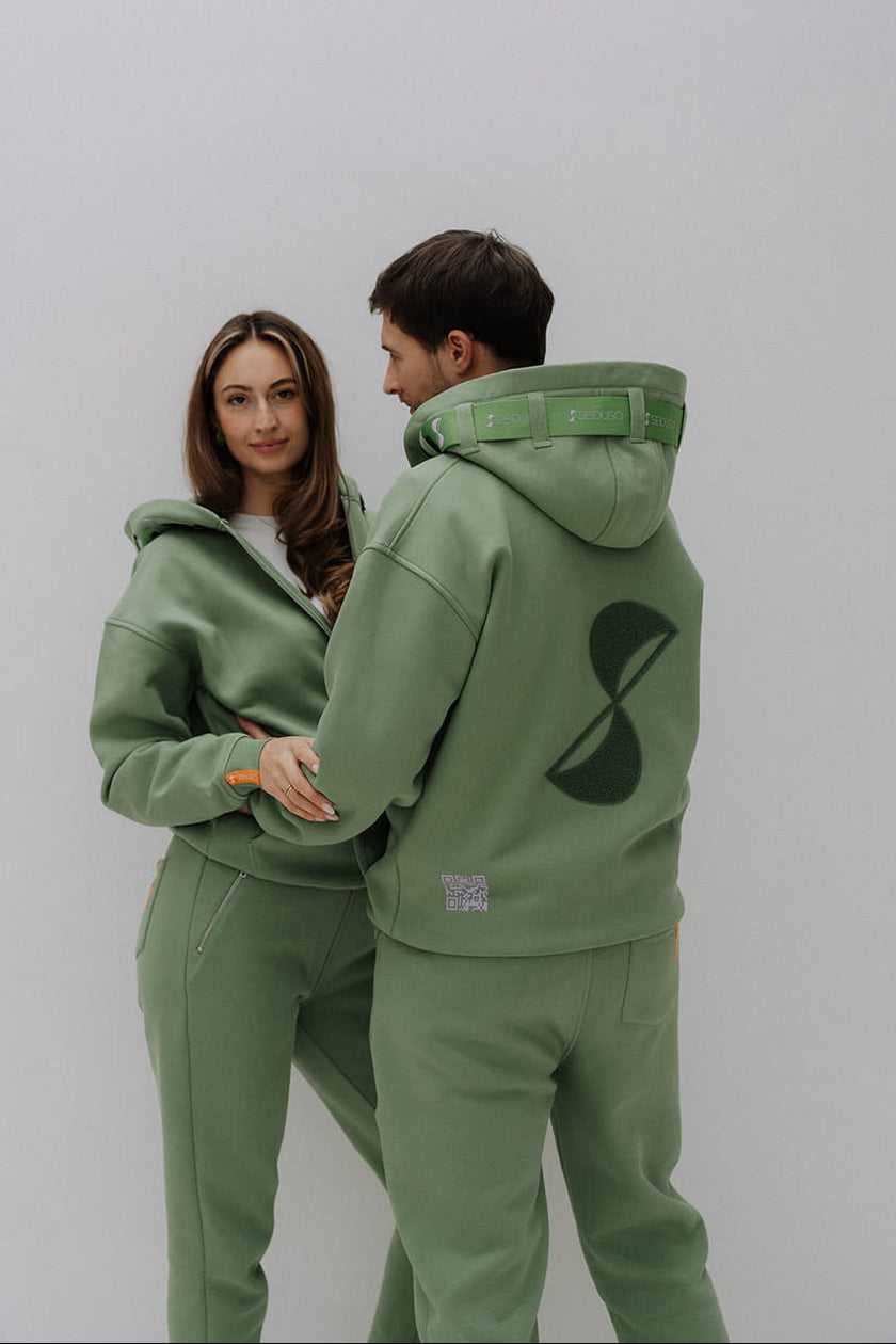 Oversize Hoodie mit wechselbarem Band an der Kapuze SEIDUSO Soft Grün Damen Herren Rueckenansicht Paar