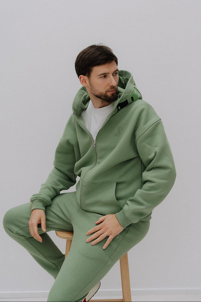 Oversize Zipper Hoodie mit wechselbarem Band an der Kapuze SEIDUSO Soft Grün Herren sitzend